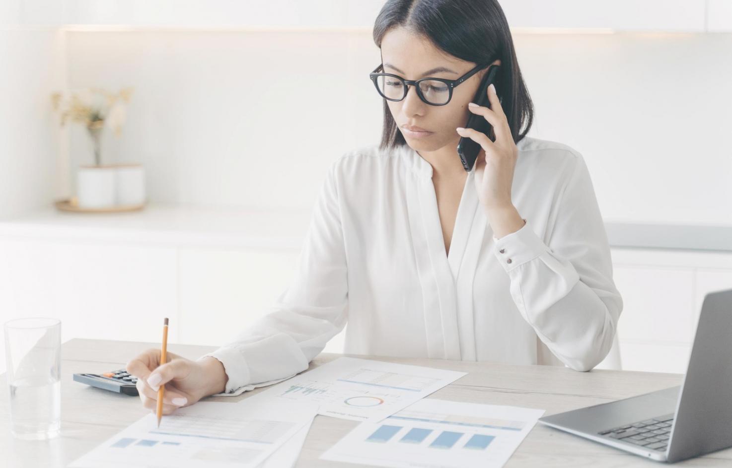 Profesionales analizando datos financieros en entorno corporativo